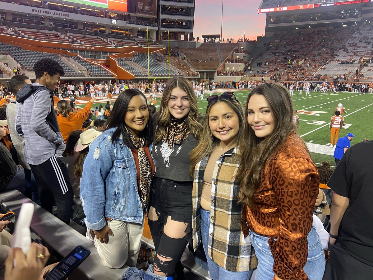 CodeeMeador's tweet image. #HookEm #texasfootball @TexasFootball went from guns up to hook em horns🤍