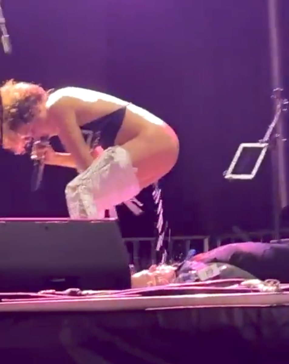 summainferno's tweet photo. "Oye, soy tu fan, ¿me das tu firma?"
Sophia Urista de Brass Against: https://t.co/Cxja2t0d5u