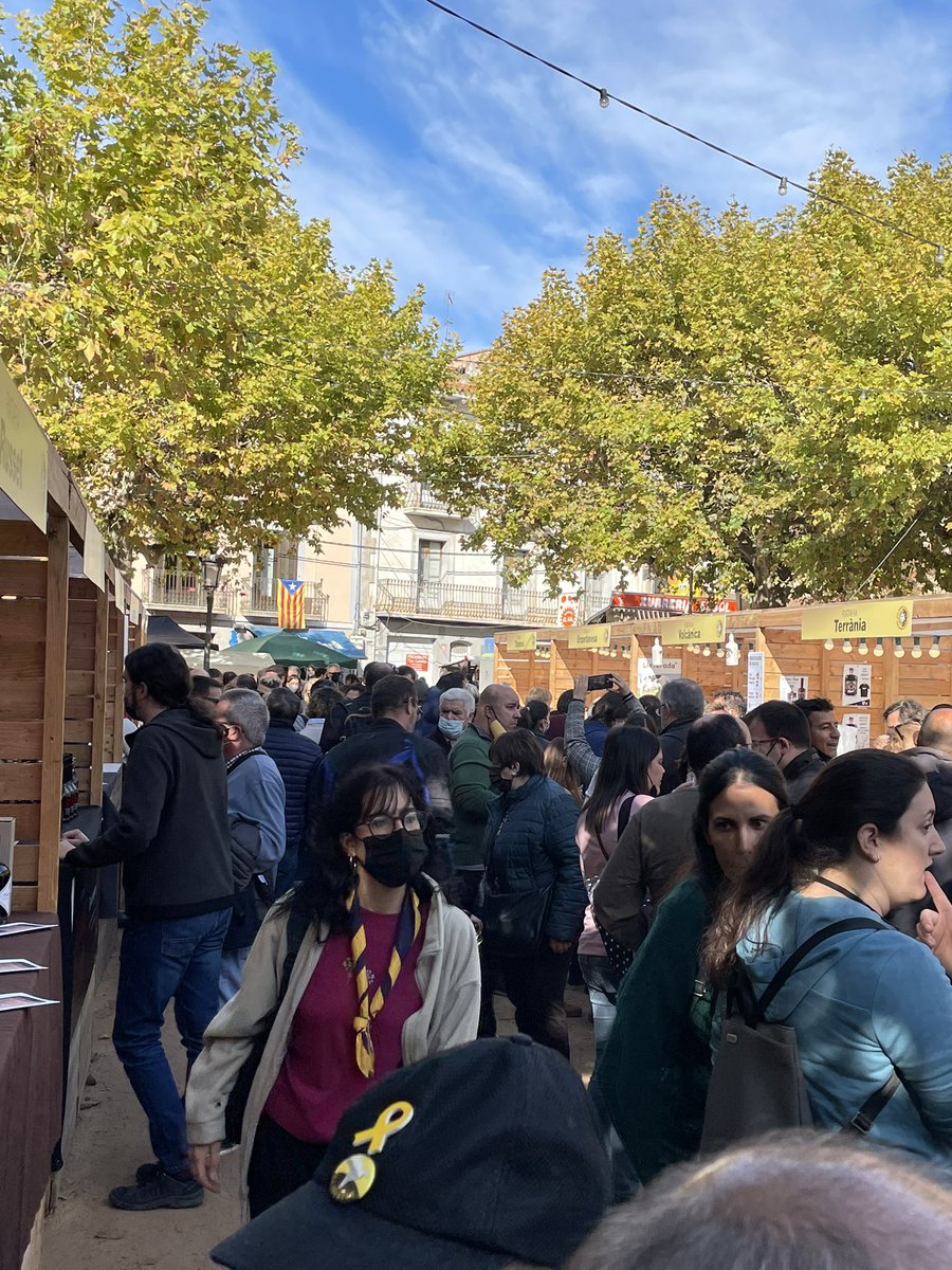 MAntoniaBatlle's tweet photo. Matí, Fira de la Ratafia a Santa Coloma
Tarda acte xerrada amb part del #governlegitim a Amer, i acabar el dia gaudint de l’@Orfeo_Catala
Tradicions, determinació, compromís. La persistència és el que farà que arribem a la victòria final
#laselva @JuntslaSelva https://t.co/4kTvV4rSr0