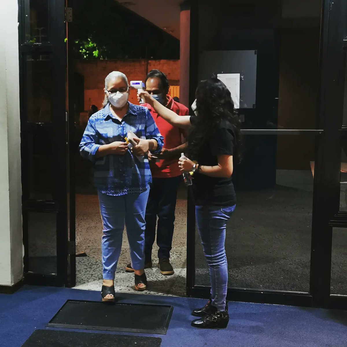 Acuerdaviva's tweet photo. Nuestro festival cuenta con las medidas de bioseguridad implementadas en teatros y centros culturales del país, no olvides tu cartilla de vacunación.
.
.
#acuerdaviva #acuerdaviva2021 #ElSalvador #guitarfestival #guitarraclasica #acousticguitar #classicalguitar #masterclass https://t.co/SEJtXKz0CU