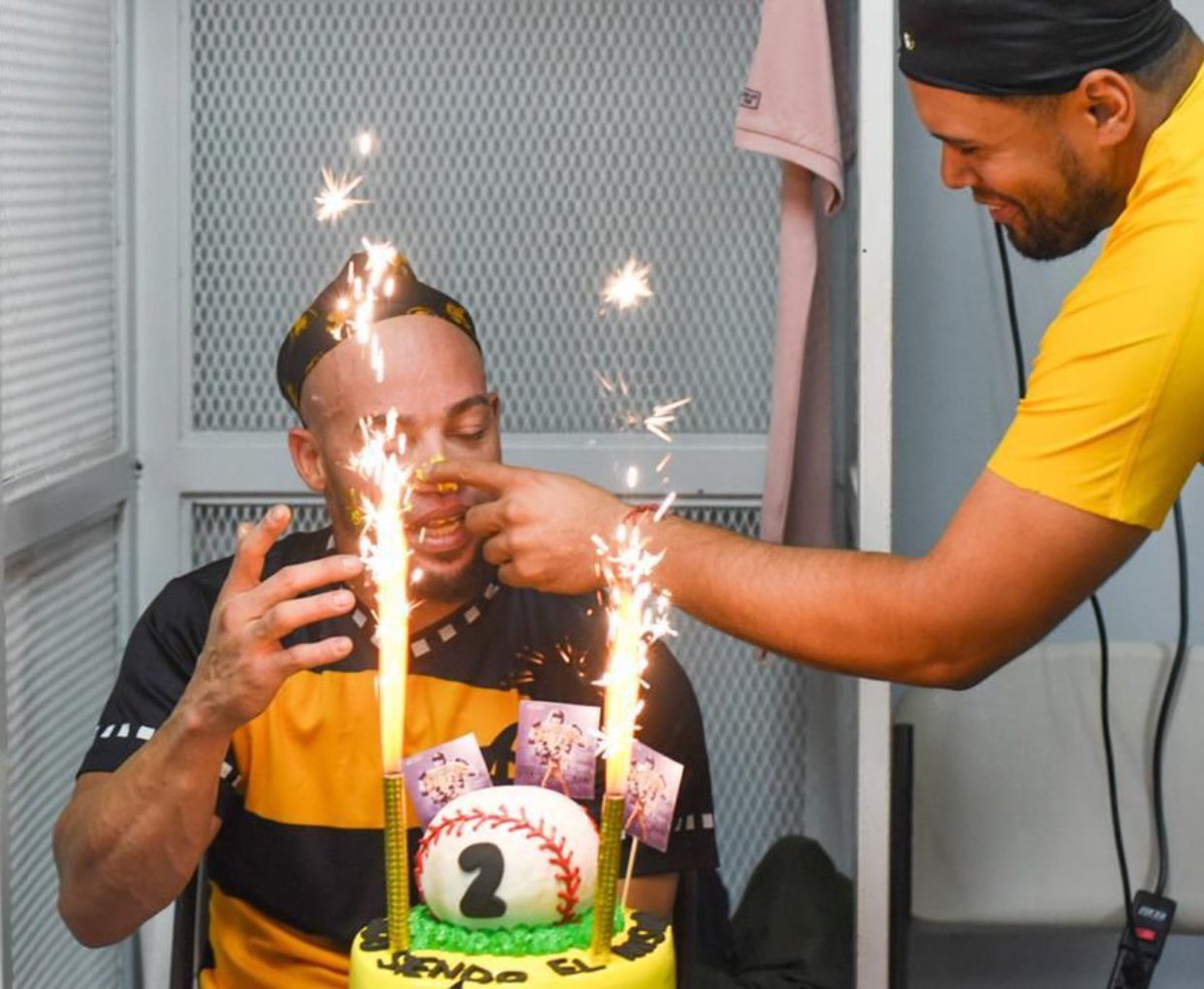 Agradecido por tantas muestras de cariño por parte de mi #FamiliaAguilucha y la fanaticada del béisbol.

Gracias a mis compañeros en la organización y mis familiares cercanos, disfrutando este día haciendo lo que siempre he hecho “jugar pelota”.

📸 <a href="/Aneud/">@aneudy_tavarez</a>