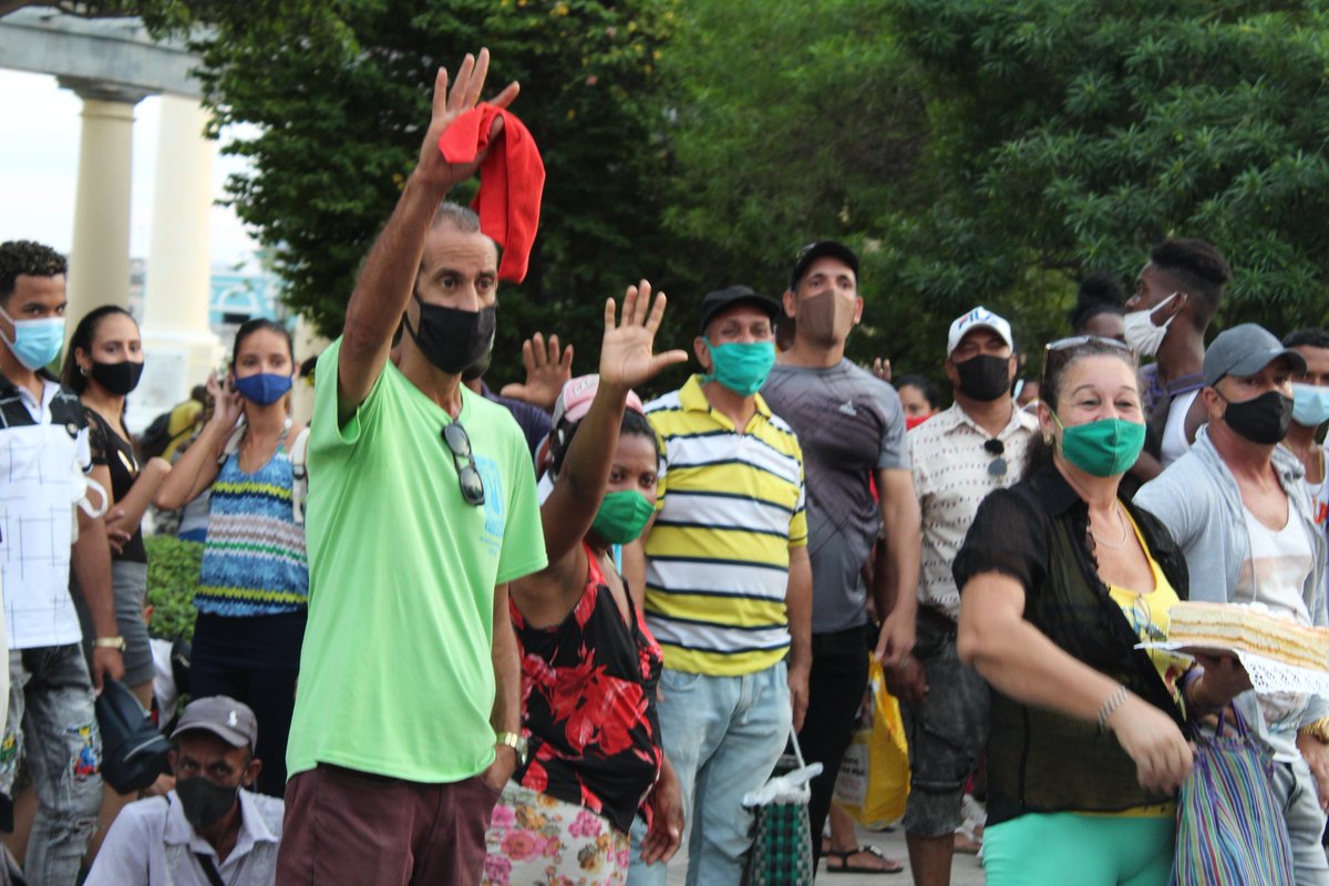 ExpositoCanto's tweet photo. Caminar por la #NocheSantiaguera es palpitar junto al pueblo, y escuchar en cada uno de sus saludos, abrazos y estrechón de manos la confianza de que #SantiagoDeCuba no le fallará al @PartidoPCC y a la #RevoluciónCubana.
#CubaViveYRenace #CubaViveyAbraza
#CubaVive https://t.co/P9GQtBcLEb