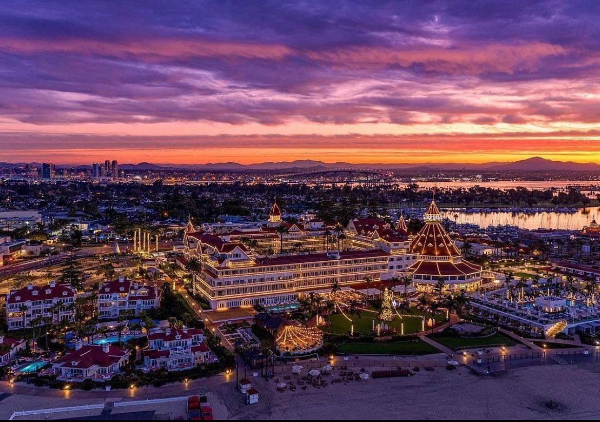 EpicEntGrp's tweet photo. Deck the halls of Hotel Del Coronado..Fa la la la la la la la laaaaaa #thatsUs #EventPro #HomefortheHolidays https://t.co/HgBvWOZjfE