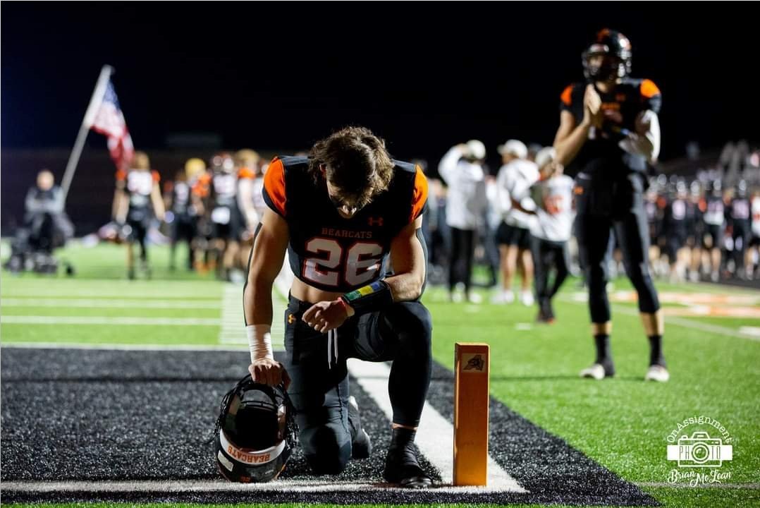OnAssignmentTx's tweet photo. There's more to high school football behind the lens than just action photos. This picture speaks to me and may be my favorite non action photo of the season... but there's still more games left in the post season. @SBLiveSports @ByAndyMcCulloch https://t.co/FPaaNlfJ8y
