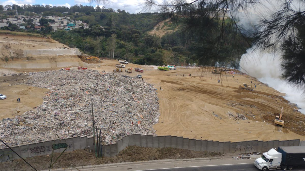 marnguate's tweet photo. ✅Jorge Grande, titular de la Dirección para el Manejo de Residuos y Desechos Sólidos del #MARN, se hizo presente al vertedero junto al personal de las patrullas ambientales para conocer de primera mano la situación, la cual según se informa ha sido controlada en un 90 %. https://t.co/Z47ES8hIMp