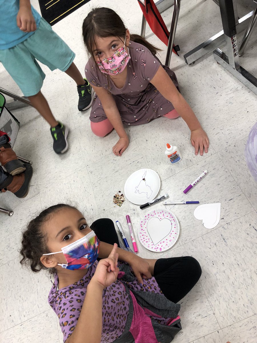 MsGillettMEA's tweet photo. Mustang Party day! 🎉 Craft time with friends to celebrate all of our hard work in the 1st quarter 

#crafting #2ndgrade @MeadowlandElem @LCPSOfficial https://t.co/S8NOBgN2U2