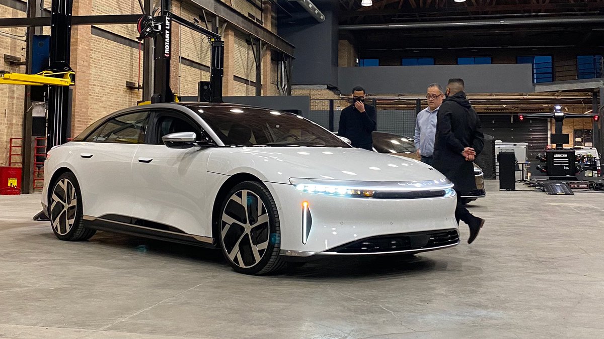 LucidMotors's tweet photo. Introducing #LucidAir to the windy city. Hello Chicago. #LucidOwnersClub https://t.co/kpUPf5W7AO