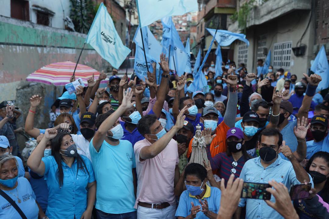 andreschola's tweet photo. ¡En Sucre la opción ganadora es votar por la Unidad!

¡Seguiremos día a día en la calle, como siempre, junto a nuestra gente. En Sucre nuestros vecinos dijeron ya basta del abandono y el #21N van a votar por un alcalde que SI de la cara. Todos a votar por la manito #DaleChola. https://t.co/KFukhCk2TX