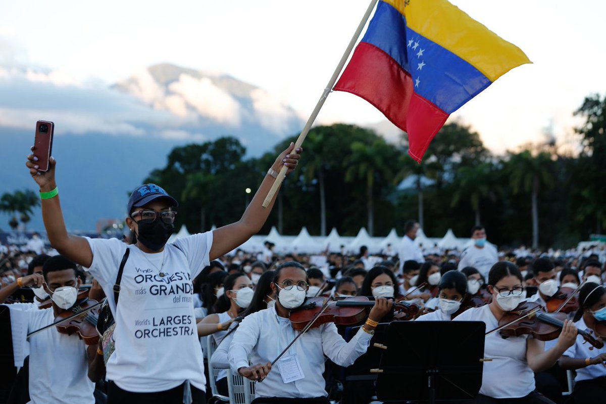 NicolasMaduro's tweet photo. ¡Hermoso y Maravilloso! Un concierto que nos enorgullece a los venezolanos y las venezolanas. Lo que disfrutamos hoy #13Nov, quedará grabado en nuestra memoria y en millones de corazones que laten fuerte porque ¡Somos el País Orquesta! Venezuela #LaOrquestaMásGrandeDelMundo https://t.co/QbKeTObdh8