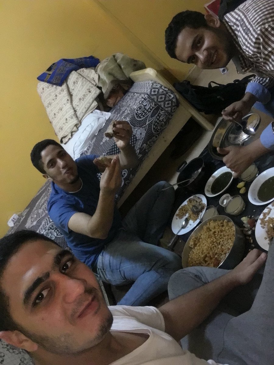 ElkhabazYoussef's tweet photo. ١١/١٤  ذكري اسوأ و احزن يوم عدي عليا في حياتي .. ذكري فراق اخ و صاحب جدع مفيش ذيه .. ذكري وفاة عبد الله شريف الله يرحمه و الصوره دي قبل الوفاه بيوم و هو بيتغدي معايا ف السكن و انا الي عامل الاكل ..فراقك خلي الدنيا باهته اووي يا صاحبي و ملهاش طعم ..وحشتني و وحشني صوتك و ضحكتك اووي https://t.co/zuu8sxmoPr