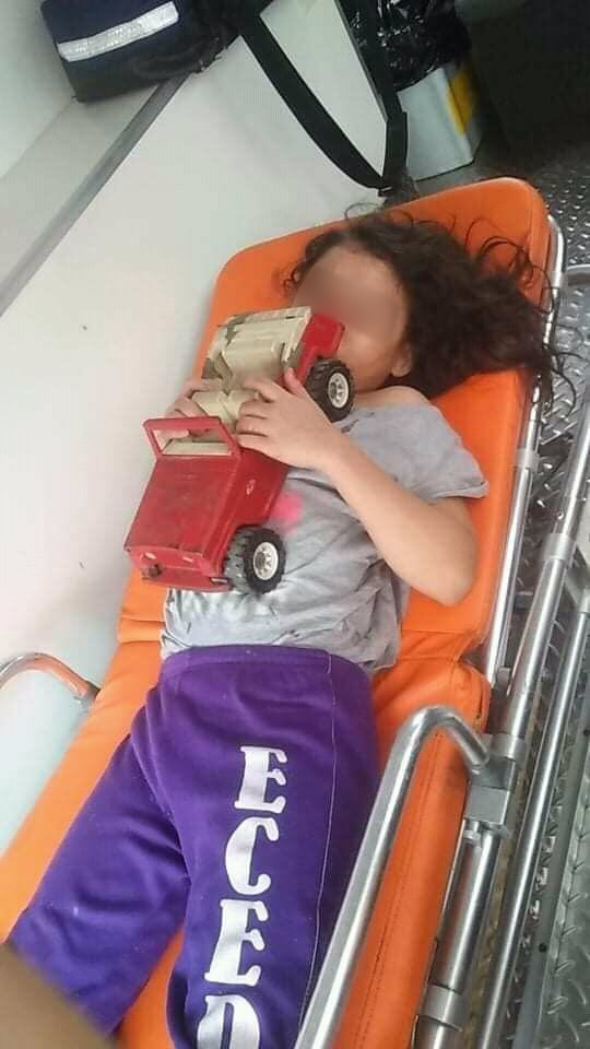 KM_Jessica_Soho's tweet photo. KOTSE-KOTSEHAN, BUMAON SA MUKHA NG ISANG BATA! PAANO NANGYARI ITO?

Paano rin natin masisigurong ligtas ang mga ireregalo nating laruan sa mga bata ngayong magpa-Pasko? #KMJS https://t.co/XmL3ulCrZq