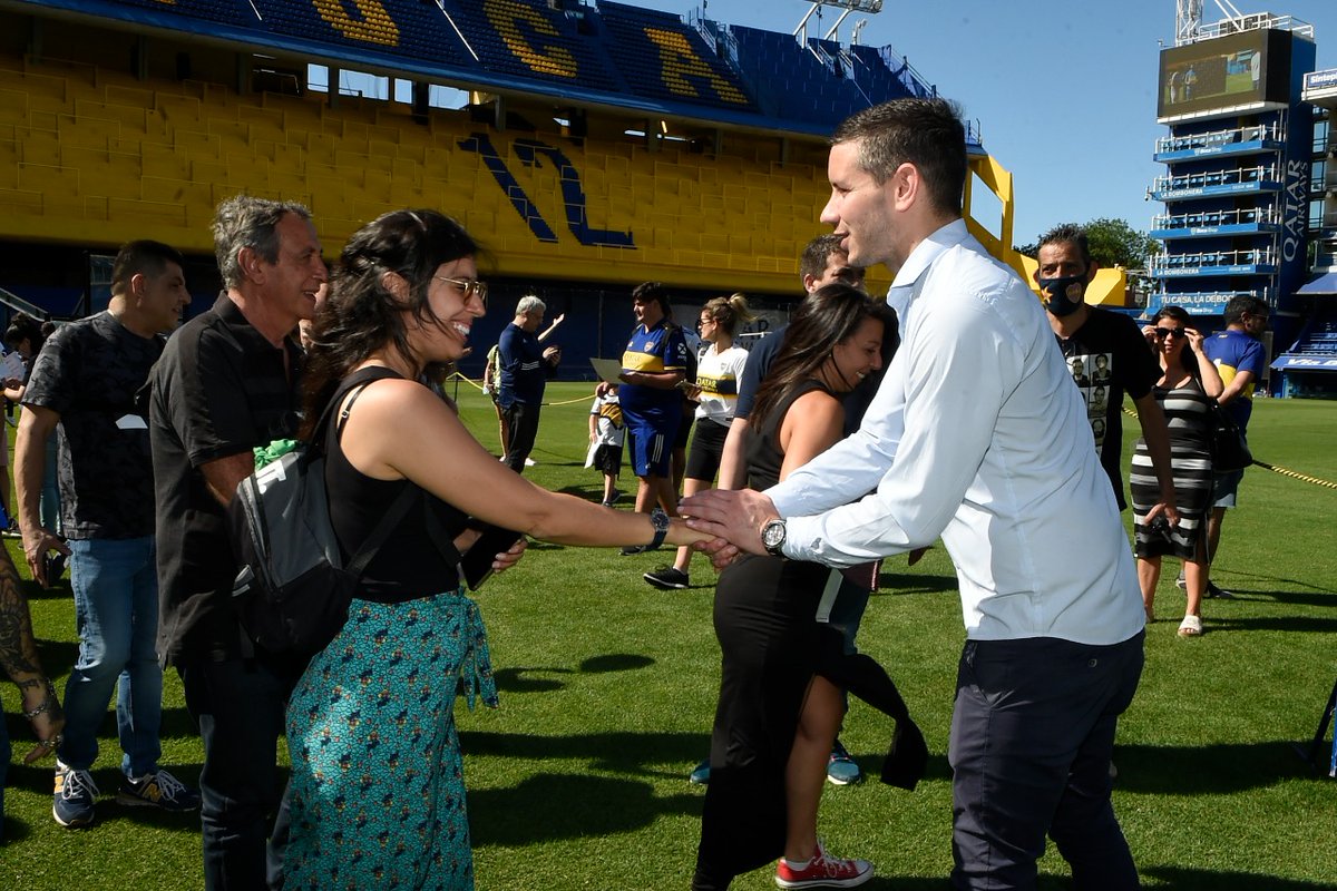 BocaJrsCiudad's tweet photo. De festejo en casa. 🤩

Hermosa tarde en la Bombonera junto a los socios y a las socias que festejaron su cumpleaños.

💙💛💙 https://t.co/8IlevPeBwA