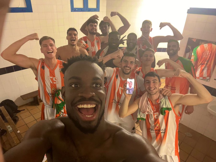 El internacional 🇵🇹 Diogo Brito, ganando en Algeciras con <a href="/cbmoron/">C.B. Morón</a> , se ha ido a los 26p 6reb 6ast con 7/9 triples!!! 
Holi 👀🎩
Un tal Gómez también ha metido 2/2 triples en 1.30min 🤪 
Felicidades Alvarito!!! 😅