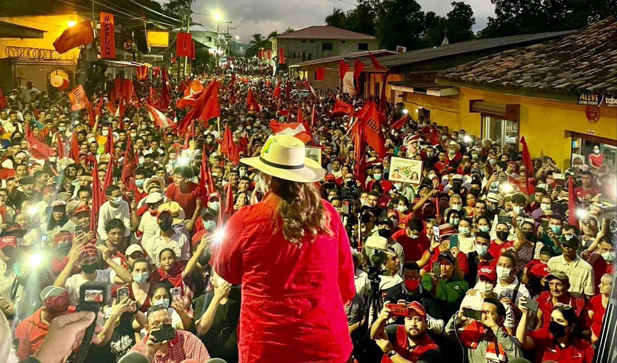 XiomaraCastroZ's tweet photo. Miro sus rostros y veo alegría, esperanza, venimos desde hace mucho, y la emoción es inevitable… pueblo, lo estamos logrando. Vencimos en las calles y venceremos en las urnas. Les digo: estoy lista, estamos listos, para entregar alma, vida y corazón por ustedes. 

Trinidad, SB. https://t.co/Pz54aDcrXi