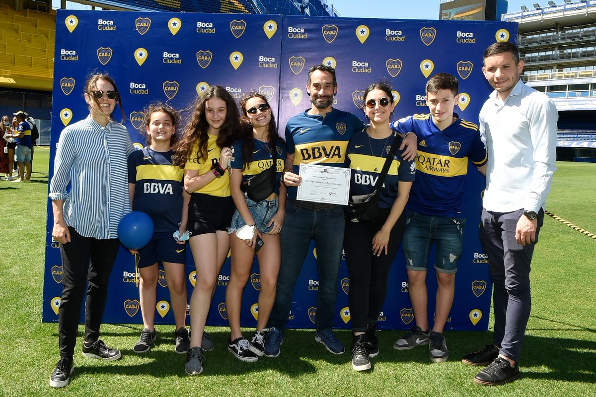 BocaJrsCiudad's tweet photo. De festejo en casa. 🤩

Hermosa tarde en la Bombonera junto a los socios y a las socias que festejaron su cumpleaños.

💙💛💙 https://t.co/8IlevPeBwA