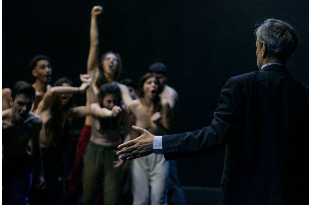 mundomigranteok's tweet photo. En el #MapaCultural de hoy hablamos de "La sombra de una nube", de David Señoran, una obra danza sobre el drama de los refugiados. AM1110 @Laoncediez @davidenescena @agendaccc https://t.co/Hs80WqqfRt