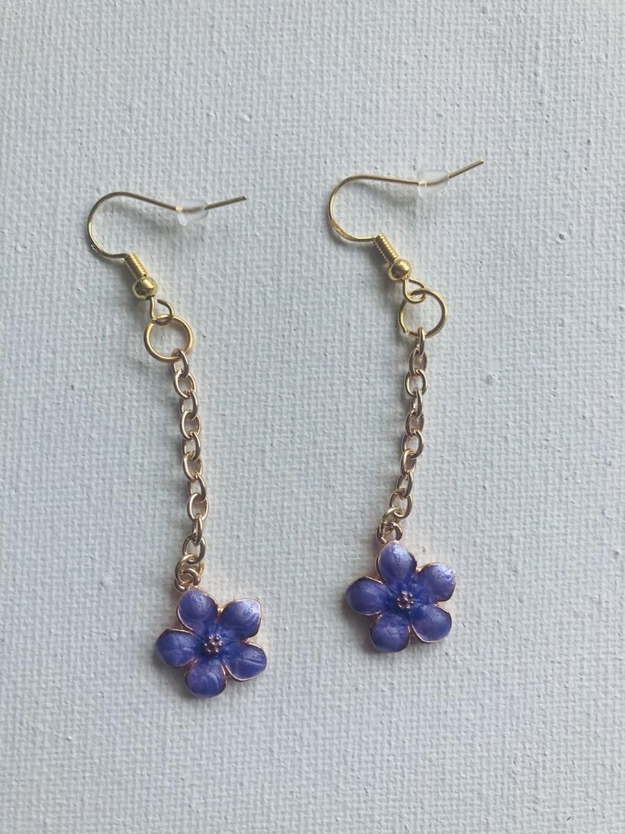 My store will be closing in FOUR hours. 😱 Get your jewelry now like these cute purple flower earrings. 👀☺️
#closingsoon #handmadejewelry #jewelry #earrings