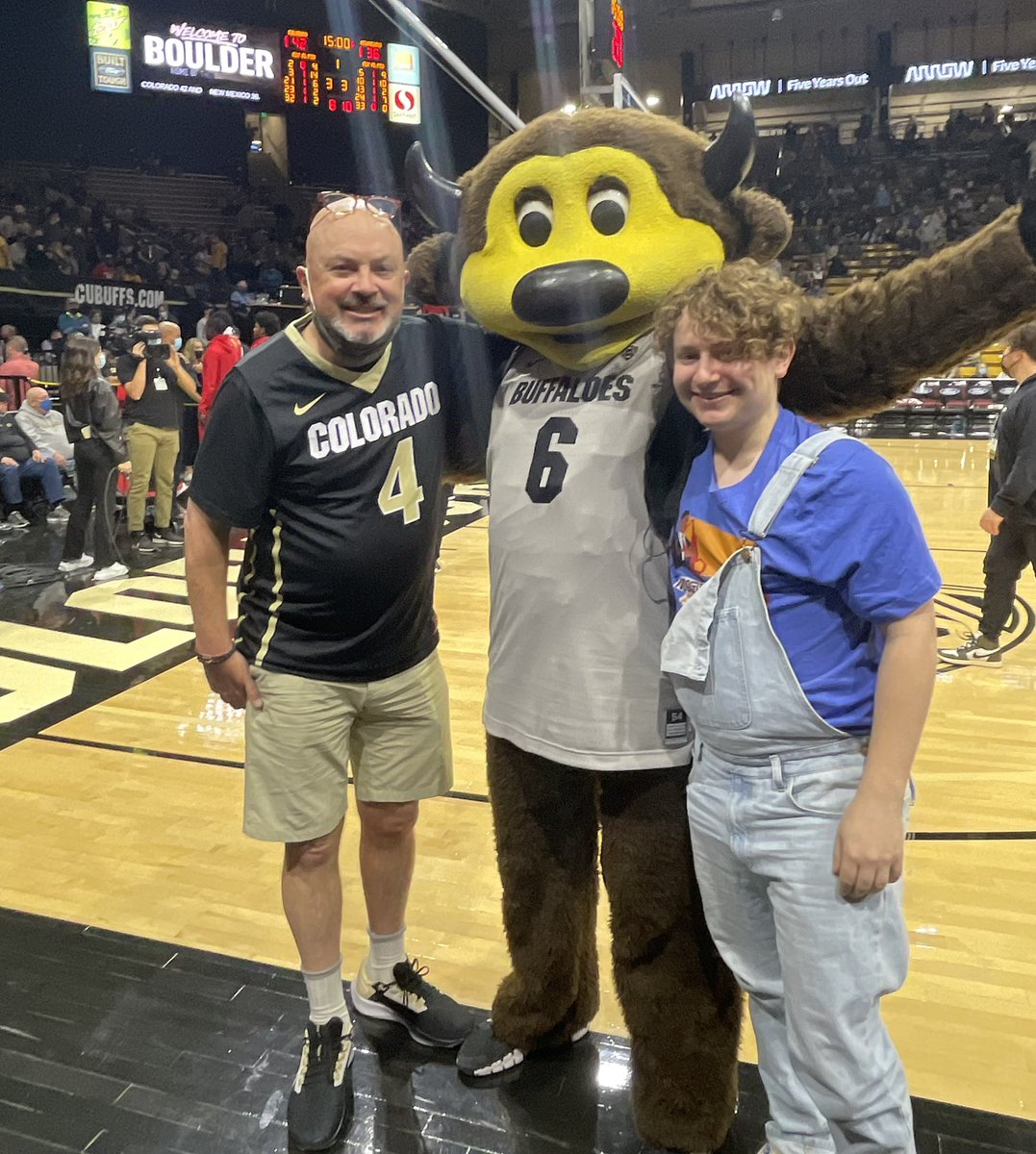 ChrisJFuselier's tweet photo. Thrilled to host #CULegends @Shapalicious @Chipthebuffalo at my seats! #SkoBuffs๐ฆฌ https://t.co/PhYRH3xVoP