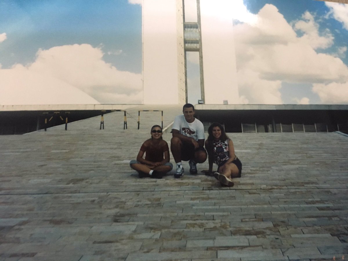 ironmandis's tweet photo. Qdo eu era xófem e usava micro-saia, passeando com amigos por Brasilia decidimos visitar o Congresso. Fomos impedidos de entrar pq ele estava de bermuda.

Até hoje não entra minha cabeça a (falta de) lógica….Micro-saia pode, mulher de bermuda pode,homem de bermuda não pode. 🤷🏼‍♀️ https://t.co/fB21TYiluR