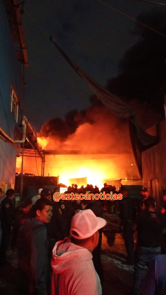 isidrocorro's tweet photo. ⚠️Último minuto⚠️: Se confirma incendio en una fábrica de desperdicio industrial. Las llamas alcanzan varios metros de altura. Ocurre en el cruce de las calles Aquiles Serdán y Felipe Ángeles en la colonia Santa María Aztahuacan en Iztapalapa. Bomberos laboran en el lugar. #CDMX https://t.co/GhQ8oHsZ3q