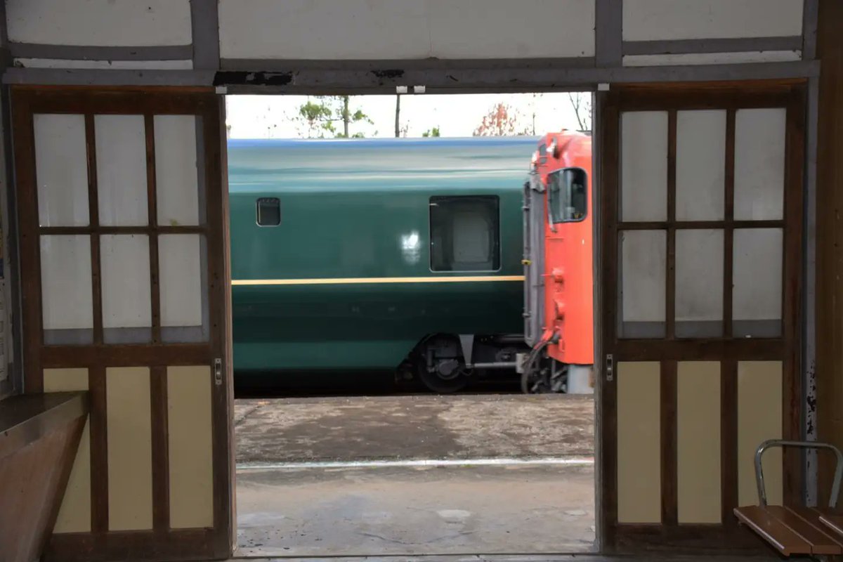maqueen000's tweet photo. 今朝のトワイライトエクスプレス瑞風

キハ40とのコラボ中心に撮りました😊

益田駅では、長門市行き回送の発車と山口線のキハ40の到着のコラボを見ることができます😃 https://t.co/8cR2flmRTC