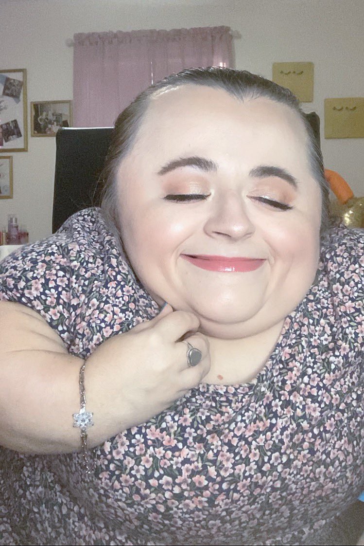 Makeup_Hannah15's tweet photo. It’s your favorite basic glam girl! #motd💄 #ootd💕 #simpleglam #glammakeuplook #fallmakeup #makeupismypassion https://t.co/HZibOdtZuQ