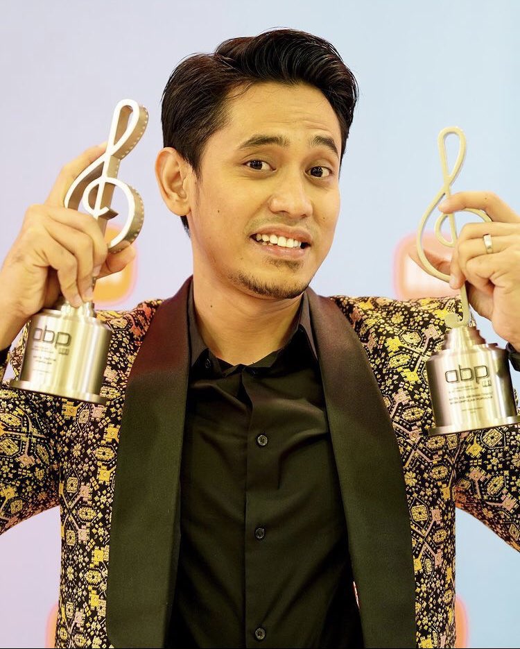 khaibahar94_'s tweet photo. Syukur alhamdullilah 🤲 terima kasih x terhingga kepada @khaibaharempire1 dan penyokong2 khai @ainationsfc serta semua yg menyokong secara langsung &amp; tidak langsung. TQ juga untuk kemenangan duo popular bersama @ainaabdulmusic dan Artis TikTok Popular ABPBH 34. I LOVE YOU GAIS ❤️ https://t.co/7a5KSaI98z
