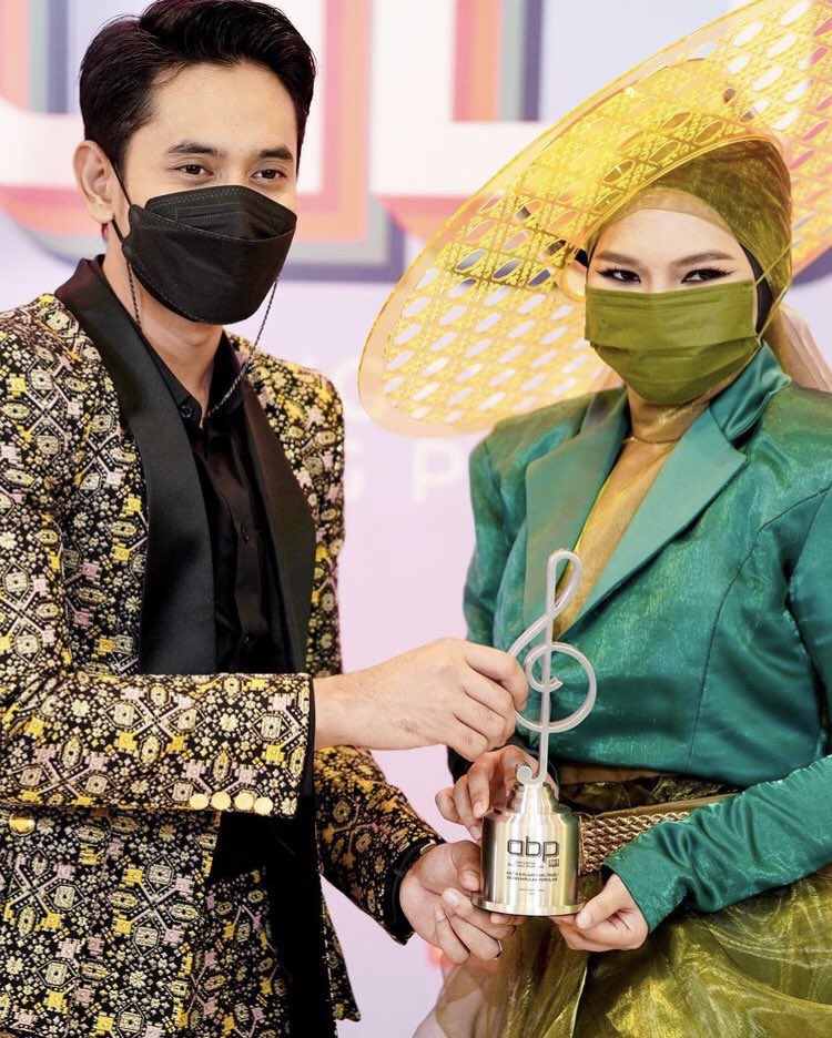 khaibahar94_'s tweet photo. Syukur alhamdullilah 🤲 terima kasih x terhingga kepada @khaibaharempire1 dan penyokong2 khai @ainationsfc serta semua yg menyokong secara langsung &amp; tidak langsung. TQ juga untuk kemenangan duo popular bersama @ainaabdulmusic dan Artis TikTok Popular ABPBH 34. I LOVE YOU GAIS ❤️ https://t.co/7a5KSaI98z