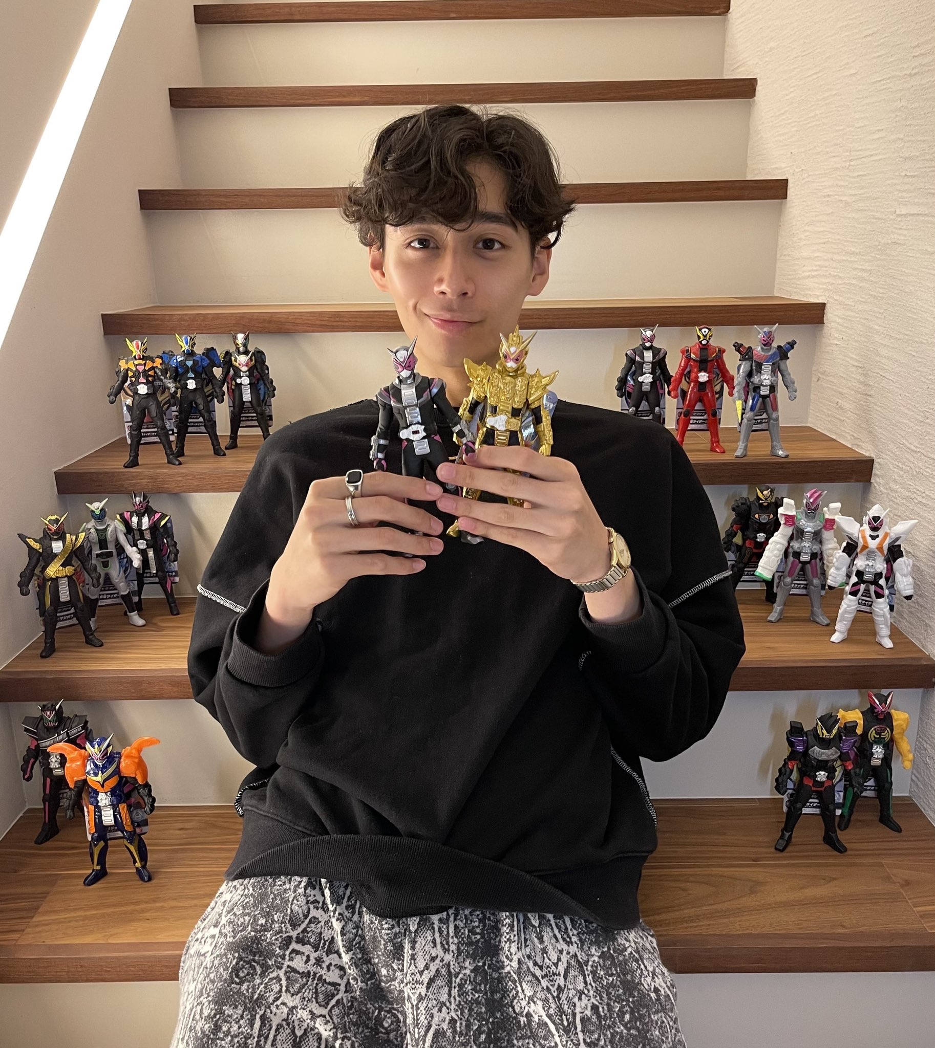 濱尾ノリタカ Staff 仮面ライダーリバイス 10話 久しぶりの放送如何でしたか 皆さんもエビルがライブに裏返った瞬間 ジョージ並みに興奮したのでは そしてブラキオゲノムは 仮面ライダージオウ 顔の長針と短針のデザイン最高ですね