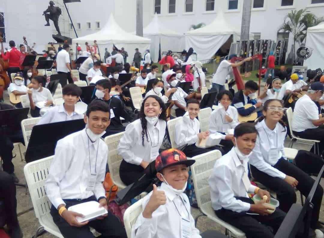 cliflapastora's tweet photo. Circuito Educativo Puerta Caracas a través del Núcleo de La Pastora dice "presente" en la orquesta más grande del mundo.
.@_LaAvanzadora 
.@gestionperfecta 
.@RosangelaOrozco 
.@MPPEDUCACION 
.@ZonaEducativaDC https://t.co/aC3S52s2iu