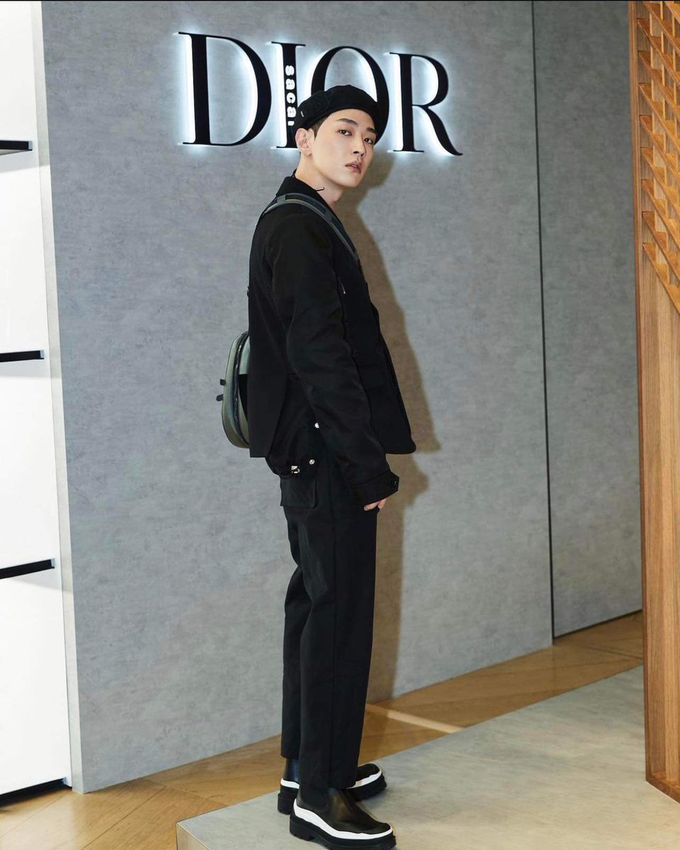TheAnnyeongOppa's tweet photo. And there's more.. 💜
📷dazedkorea
#AOMG #DIORxSACAI https://t.co/jLNDhPr2fH