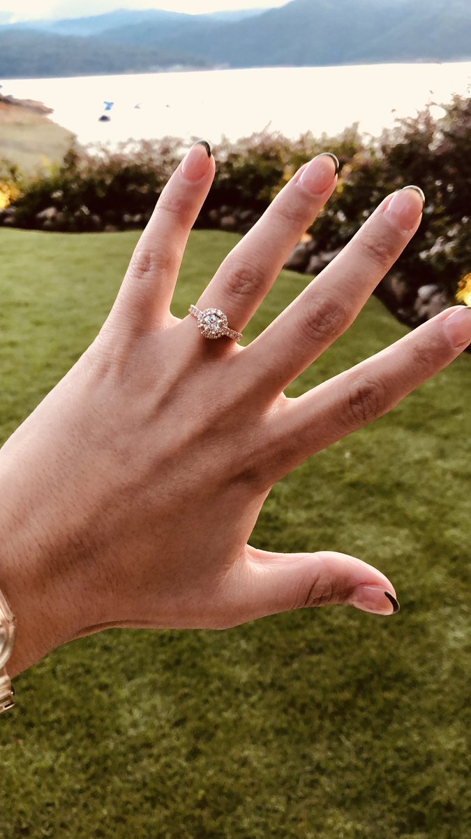 emeshec's tweet photo. Una vez alguien me dijo que Luis ya nunca me daría anillo porque ya vivíamos juntos…
ME CASO CON MI MEJOR AMIGO,ME CASO CON MI LUIS 💖 https://t.co/RkkK1NvYHA