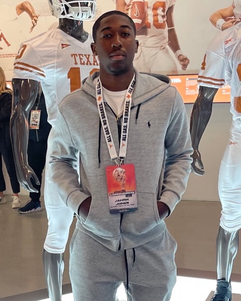 COACHCLARK23's tweet photo. Salute @CoachSark @milwee4 @StanDraytonUT @CoachDreColeman for a Great Time at The University of Texas for 2023 QB @jjarkjones3 
https://t.co/mWcePEPSud
(3.6GPA) Summer Creek High https://t.co/cdBQQt32gW