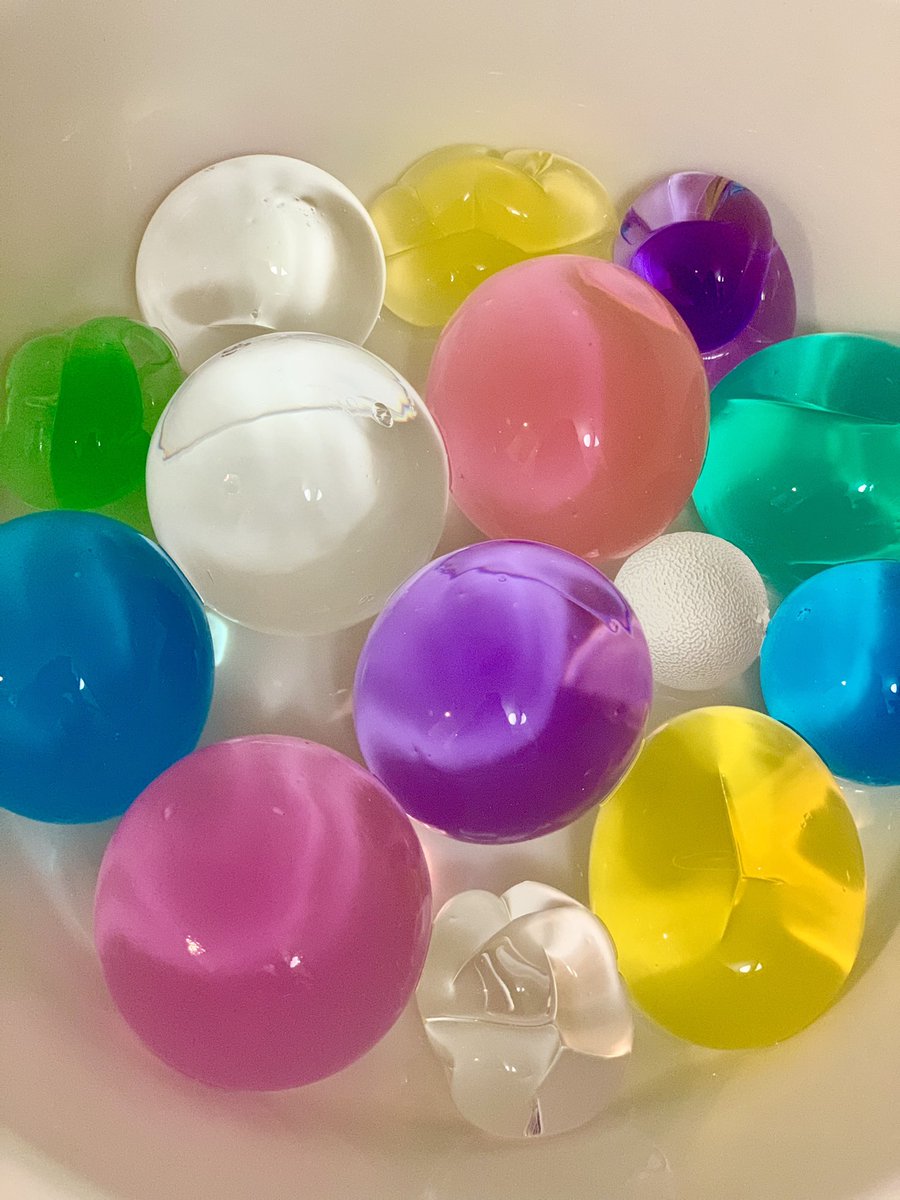 hiro_hocha's tweet photo. ダイソーの「水で膨らむ不思議なボール」が非常に面白かったので自由研究しました✨
毎日お風呂タイムに親子でボールの成長を見守り、愛で、1週間遊び倒しました😆 https://t.co/z6FAbrfR58