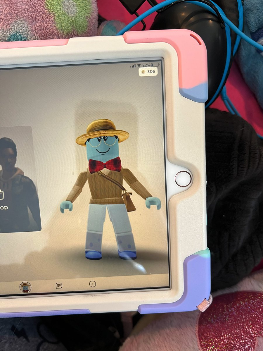 Jurassic_Liz's tweet image. My daughter made The Professor on Roblox. 

@ryansbergara @shanemadej @stevenkwlim @wearewatcher

#puppethistory #theprofessor #puppethistoryprofessor #shanemadej #ryanbergara #shaniac #boogara