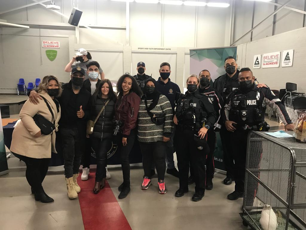TPS_BCC's tweet photo. What a great space to end it on #worldkidnessday at 160 Chalkfarm with @tps31nco_unite. The community received not only  delicious hot meal but it came with chromebook for the children through the Laptop for learning iniatives from @GreenwinTALKS https://t.co/zW9Am3Jjtv
