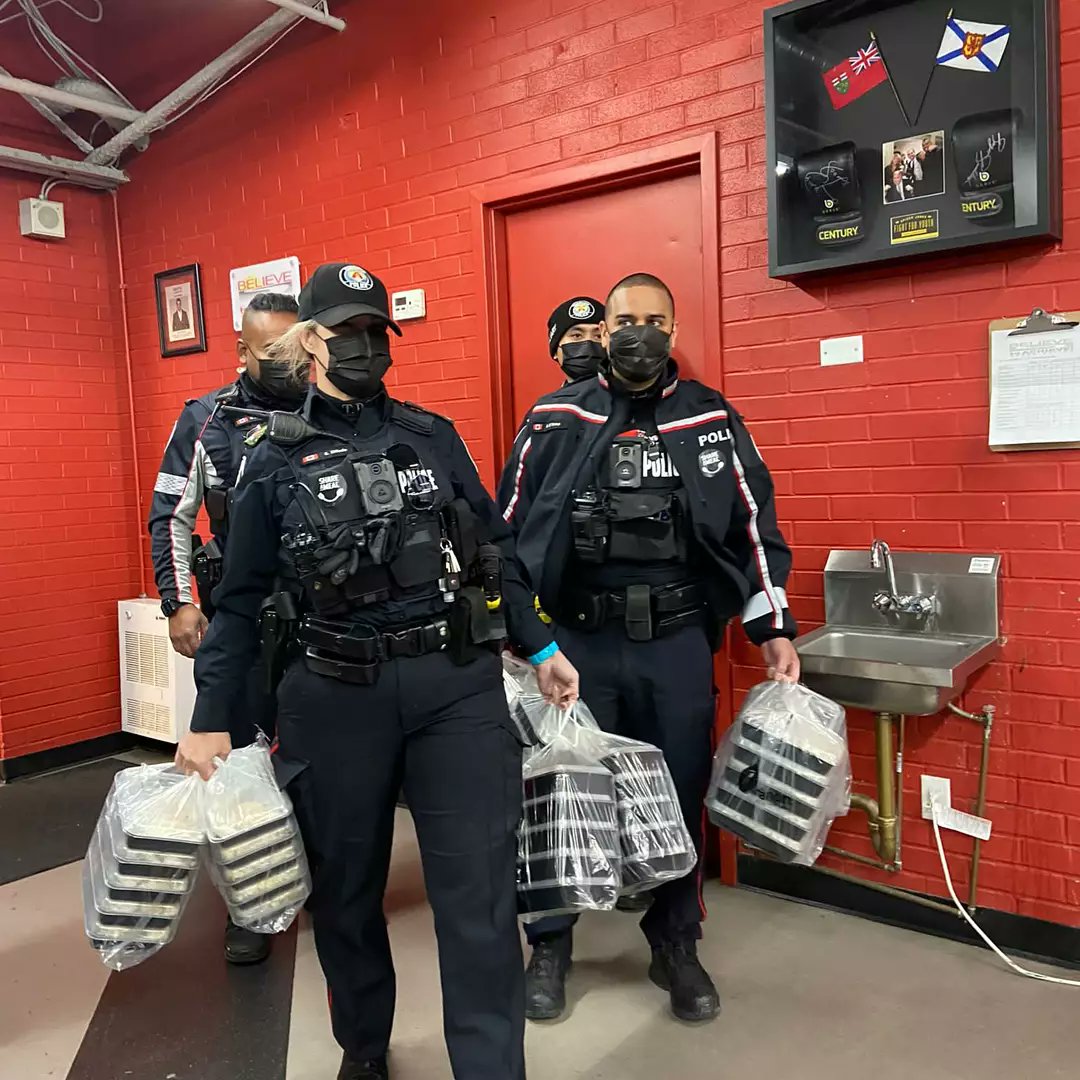TPS_BCC's tweet photo. What a great space to end it on #worldkidnessday at 160 Chalkfarm with @tps31nco_unite. The community received not only  delicious hot meal but it came with chromebook for the children through the Laptop for learning iniatives from @GreenwinTALKS https://t.co/zW9Am3Jjtv