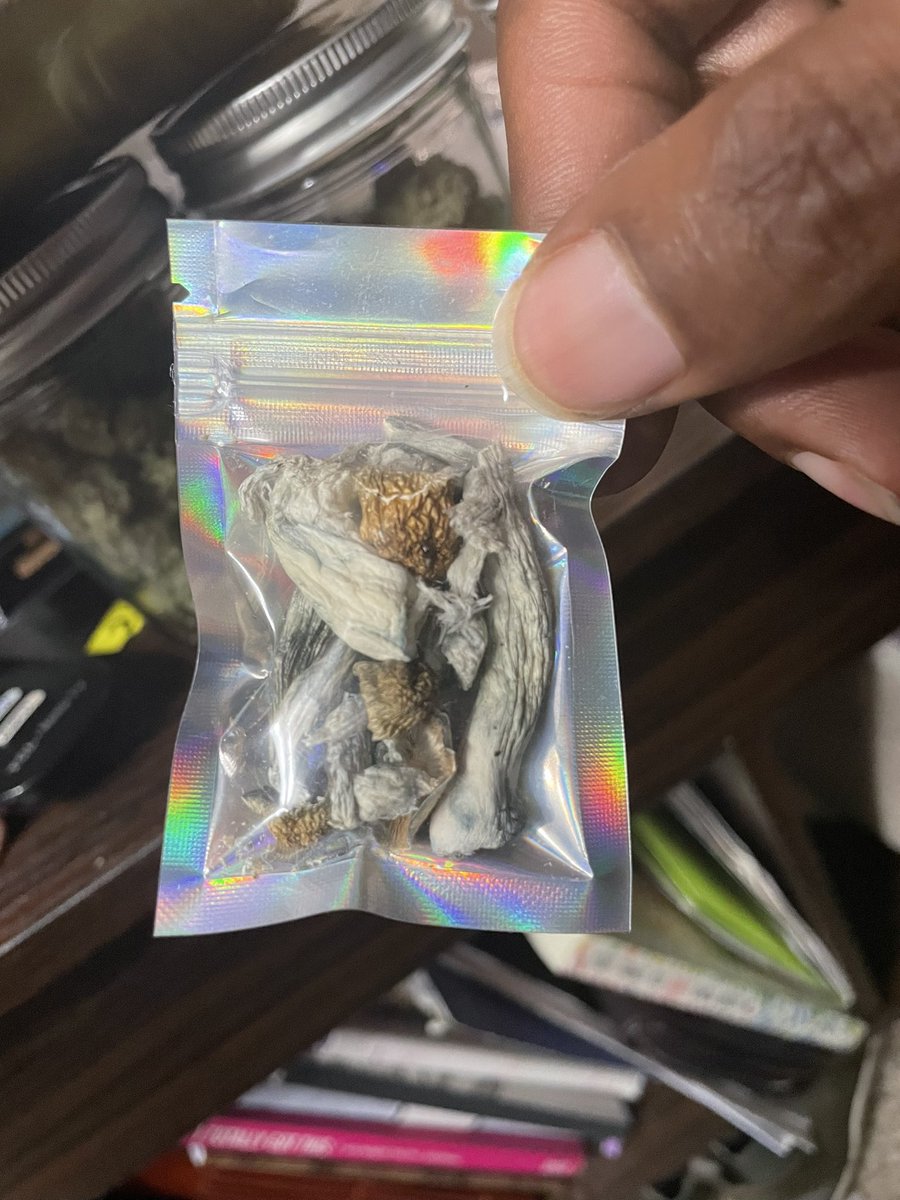 JellyPhishFeels's tweet photo. Another satisfied customer. He always gets a single gram every week to micro dose over the weekend! #perfectgram #prettygram #shrooms #Psilocybin #penisenvy #jellyfishfeels #HTX https://t.co/MB6SGyQVpE