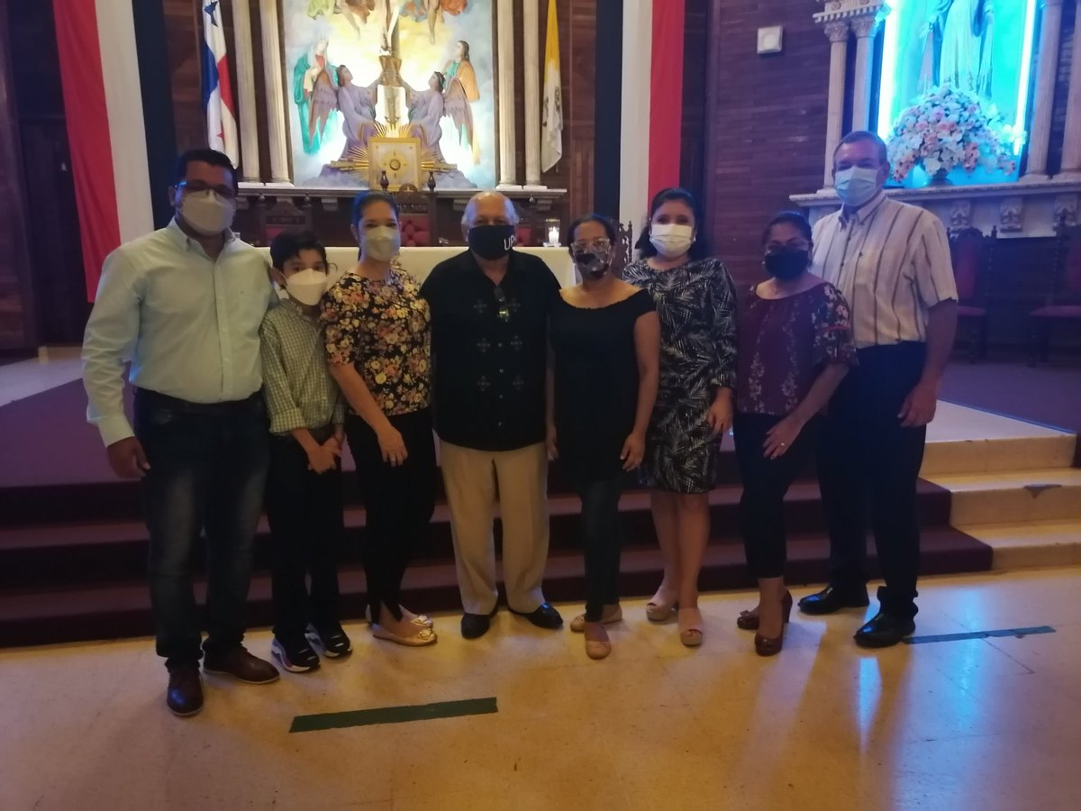 Finalizamos este Día del Periodista con una eucaristía para elevar una oración por los colegas que ya no están con nosotros y dar gracias a Dios por todos los que ejercen esta profesión. Gracias al gobernador <a href="/mcastillogob/">Manuel Castillo Melamed</a> por compartir este momento con nuestra directiva.