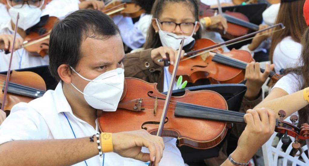 pvasquezv's tweet image. Que manda a decir el más jodio que con que parte del Violín se rellena una arepa. #QueShow #LaOrquestaMasGrandeDelMundo