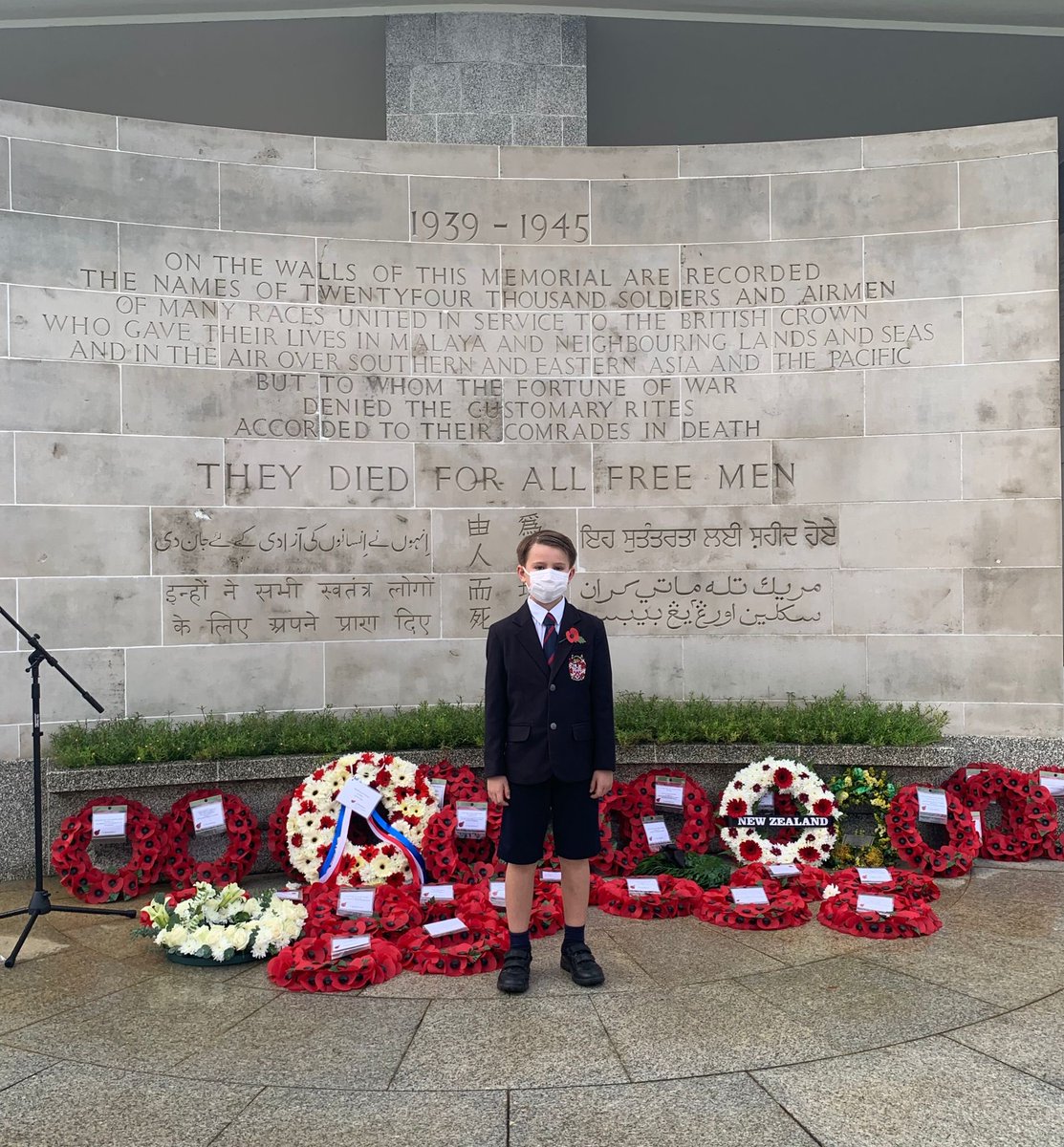 HeadDulwichSG's tweet photo. Thank you F, who laid a wreath on behalf of the College and the Alleyn Club here in Singapore at this mornings moving Remembrance Sunday service at the Kranji War Cemetery and Memorial #LestWeForget #RemembranceDay2021 #singapore #BHCsg #Dulwich #AlleynClub https://t.co/7LbiC97E6f