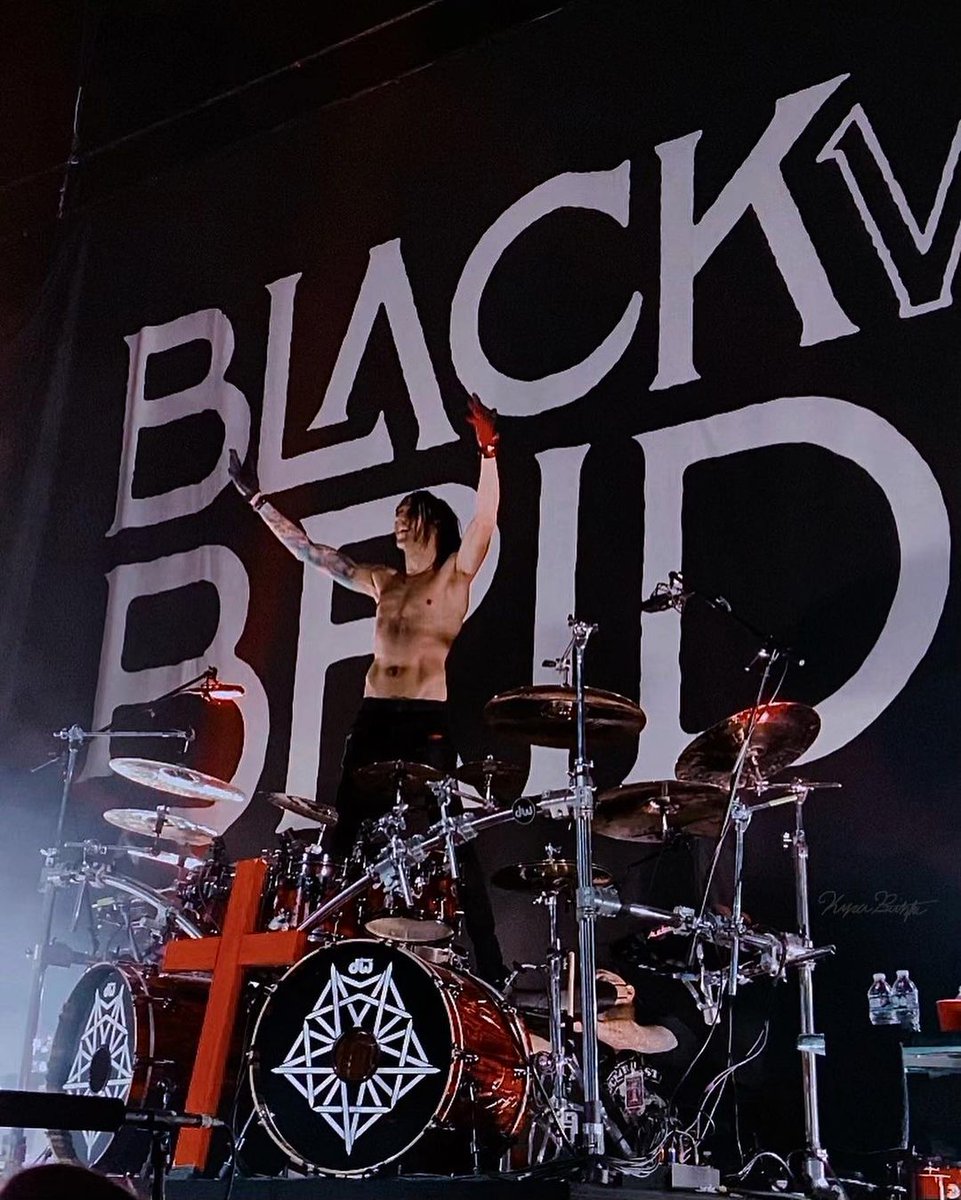 bvbfansworld's tweet photo. Lovin’ this super shot of @christiancoma on stage at the @Sherman_Theater Stroudsburg, PA November 5, 2021 by @_queenofthed3ad (kyrabritzke) on IG at: https://t.co/rBmrKNt7sL #BVBArmy #ChristianComa #BlackVeilBrides #TheInBetweenTour
🤘 🥁 🔥 https://t.co/0clt5XBKOl