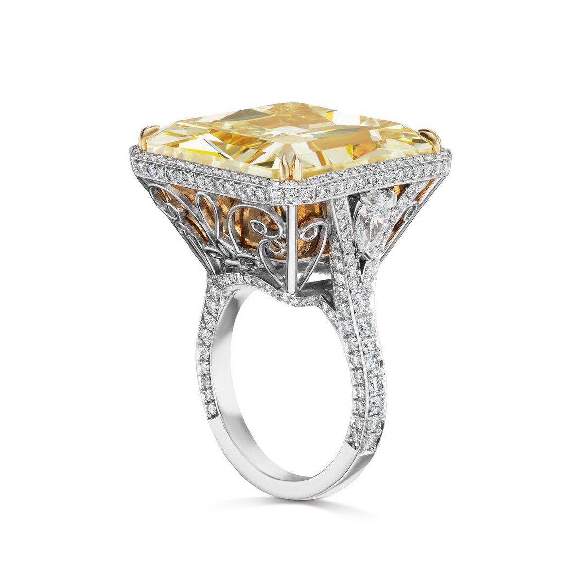 SwappFi's tweet image. 🚨🚨ANNOUNCEMENT🚨🚨
Swapp partners with celebrity jeweler, Mike Nekta, to sell a 40 Carat Diamond Ring as a NFT that comes with the physical jewelry.
This well-known ring was featured in a @MrBeast video with over 95m views and is expected to sell for over 2 million dollars.