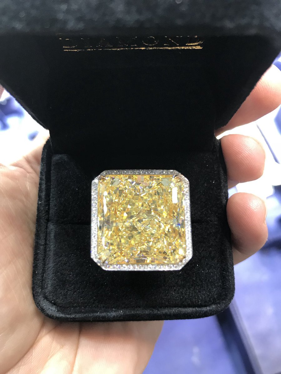 SwappFi's tweet image. 🚨🚨ANNOUNCEMENT🚨🚨
Swapp partners with celebrity jeweler, Mike Nekta, to sell a 40 Carat Diamond Ring as a NFT that comes with the physical jewelry.
This well-known ring was featured in a @MrBeast video with over 95m views and is expected to sell for over 2 million dollars.