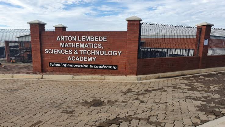 NLYSRNDPTY's tweet image. 9 WASTED YEARS?

Let me debunk this fallacy. Here's a list of projects and programmes achieved during the tenure of former President Jacob Zuma. 

Anton Lembede School of Innovation and Leadership for Maths, Science and technology 

Thread...