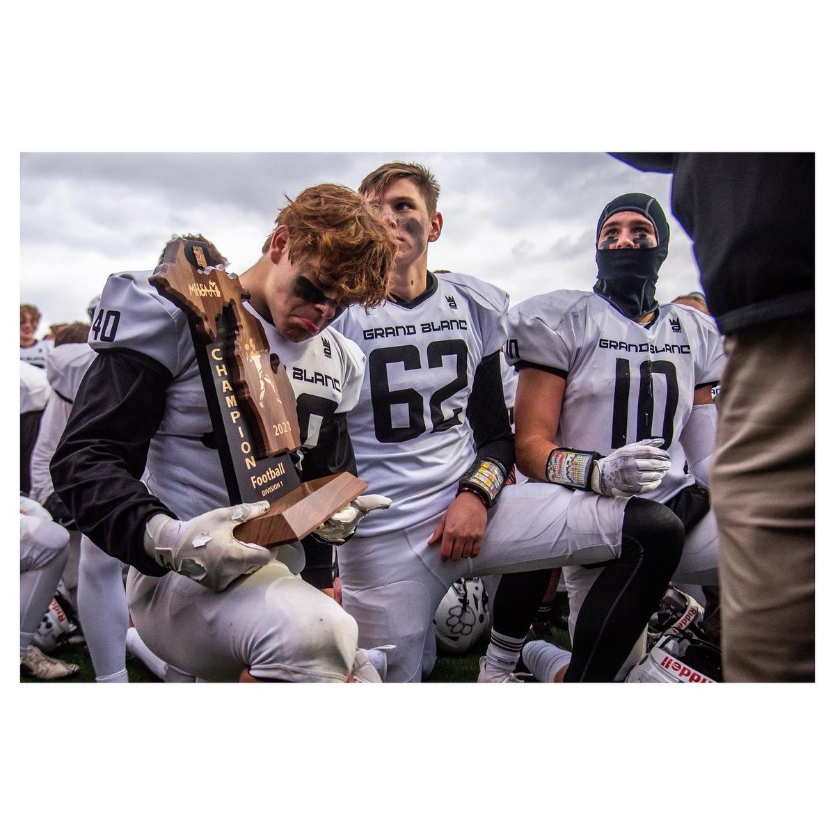 isaacmritchey's tweet image. Grand Blanc sophomore defensive back J.T. Webber (40) holds back tears as he is passed the trophy after defeating Rockford 28-27 in the MHSAA Division 1 regional final on Saturday, Nov. 13, 2021 at Carlson-Munger Stadium in Rockford. 

More photos:

bit.ly/3Ce2iBG