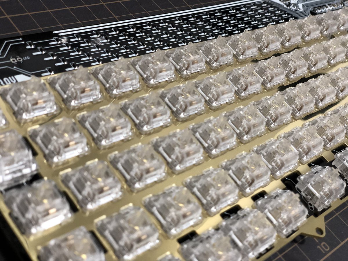 Botanical 自作キーボード　真鍮プレート 初めて真鍮プレートのキーボードを組んでる。経年劣化に不安は覚えるが