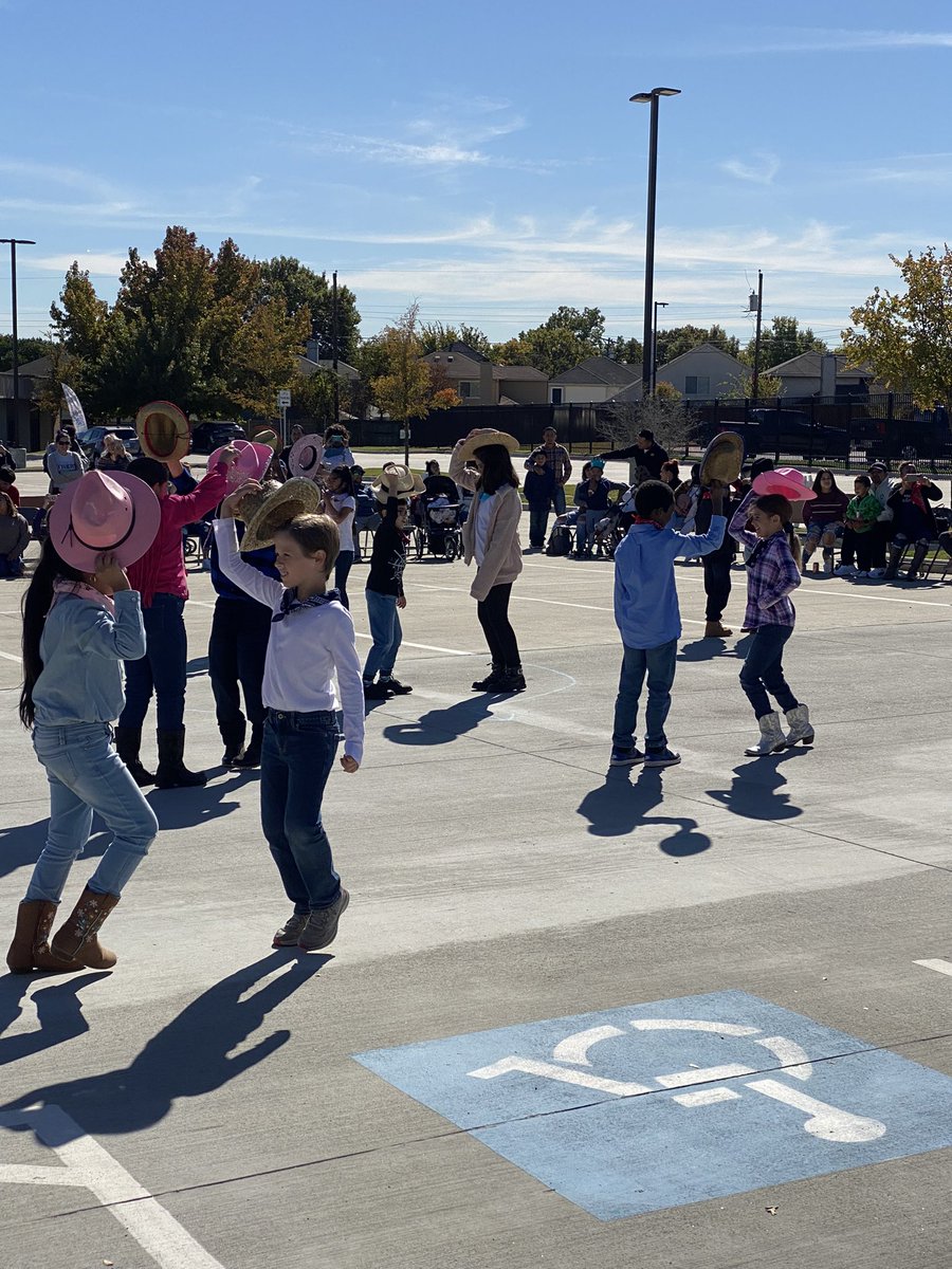MrsKrizTES's tweet photo. What a wonderful way to spend our Saturday! My family and I loved getting to experience Taste of Timberline for the first time 🤍 #tesleads https://t.co/4ghGGO1yfK