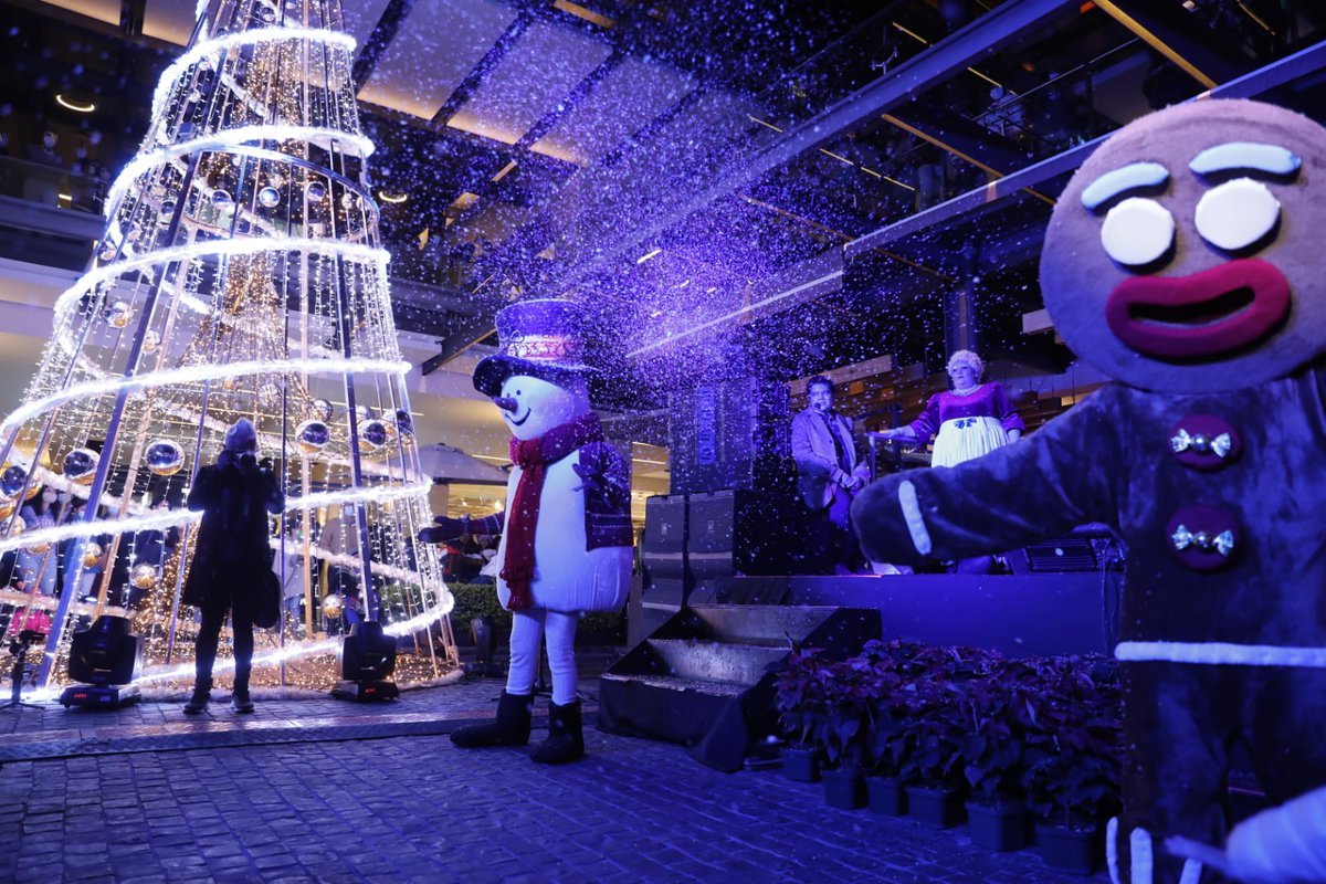 DiariodeCA's tweet photo. 🎄🎅🏼 Encendamos juntos la Navidad, es el show musical de 18 artistas y la Big Band de Querido Arte, los cuales se presentaron en el centro comercial Majadas Once, para inaugurar la temporada navideña. 🎶❄️

📸Cecilia Vicente 
✍🏼Marisol Vásquez

#TradicionesDCA #FiestasNavideñas https://t.co/enldNxNMYN