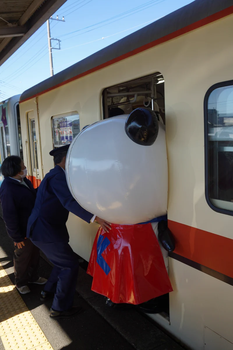 竜ヶ崎線でシュールな光景！？京成パンダが詰まってたｗｗ